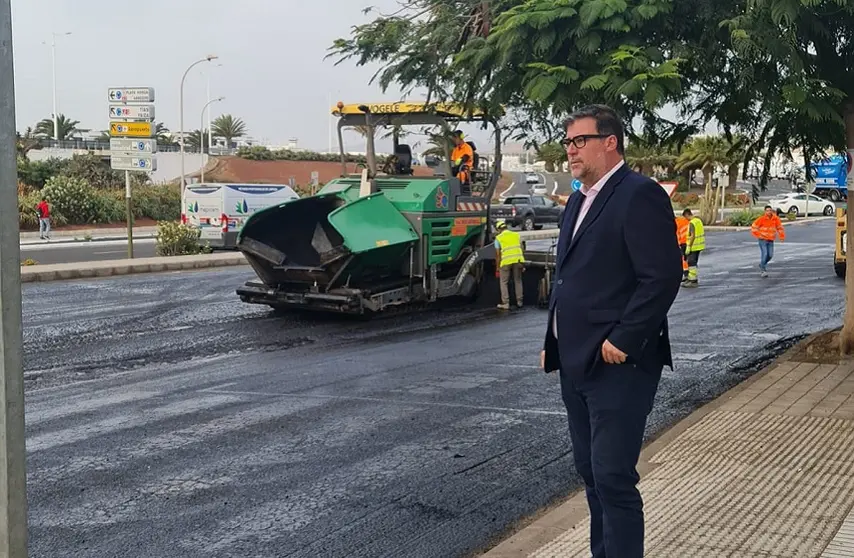 Isidro Pérez junto a las obras de reasfaltado de Playa Honda.