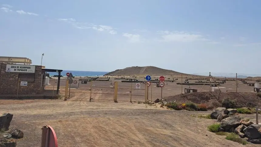 Imagen de la entrada a la zona de acampada de Papagayo.
