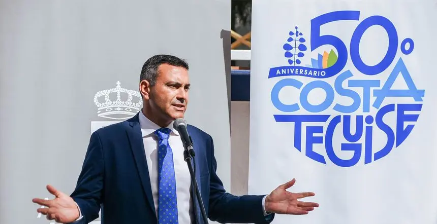 Oswaldo Betancort presentando los actos finales del aniversario de Costa Teguise