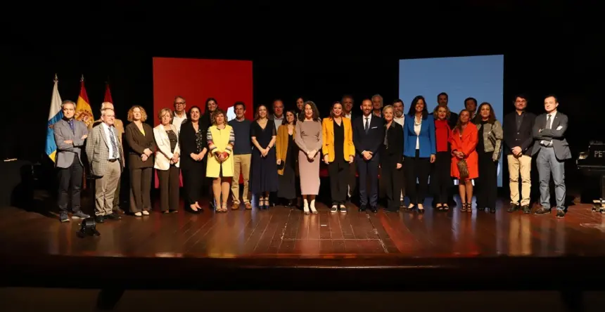 María Dolores Corujo y Ariagona González junto a los premiados.