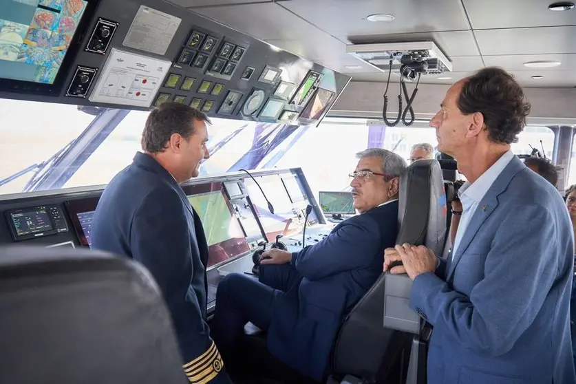 El vicepresidente durante su visita a las instalaciones de Fred. Olsen en Santa Cruz de Tenerife.