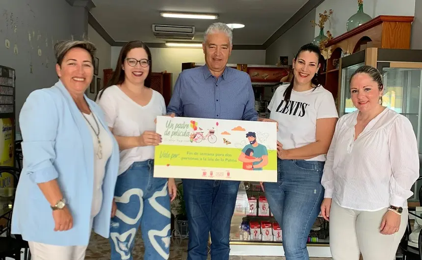 Entrega del premio de la Campaña Día del Padre a Yurena Rodríguez Hernaìndez.