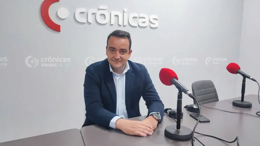 José Valle en el estudio de Crónicas Radio.