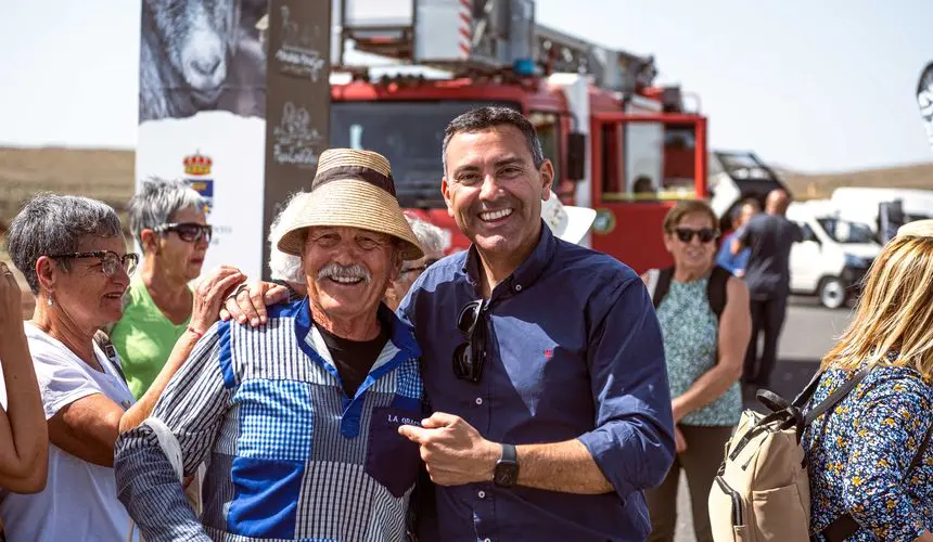 Oswaldo Betancort este sábado con los mayores que acudieron a la feria organizada por Teguise