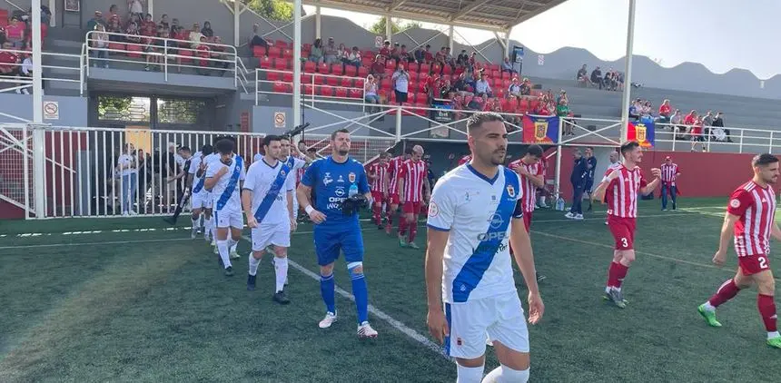 Los jugadores saltando al campo este domingo