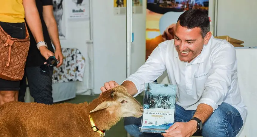 Oswaldo Betancort con uno de los animales premiados en la feria