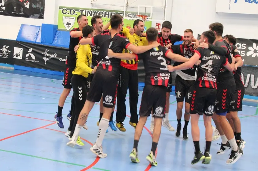 Jugadores del San José Obrero celebrando el primer puesto y la clasificación para la fase de ascenso.