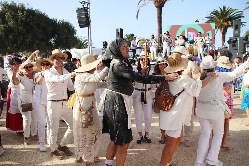 Imagen de la gente bailando al ritmo de la orquesta en el carnaval de Las Breñas.