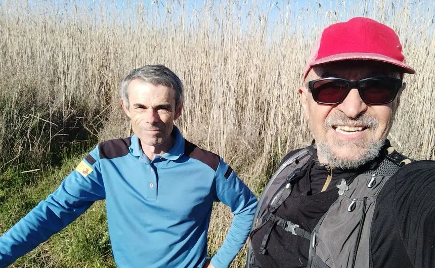 Pedro César con su nuevo amigo Diego, que le ayudó a salir de un buen lío al comienzo de su aventura.