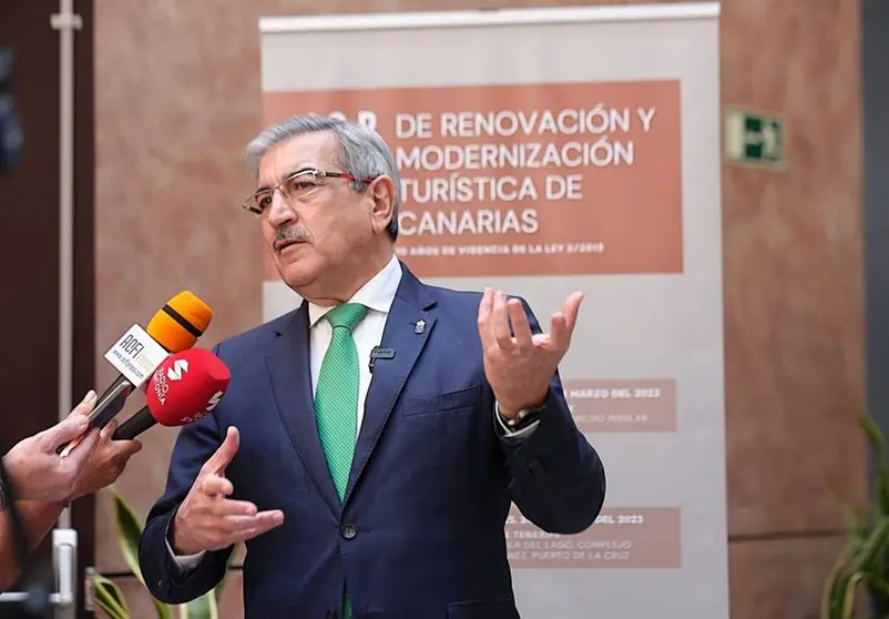 Rodríguez abre en Fuerteventura la tercera de las cuatro jornadas previstas sobre renovación y modernización turísticas.