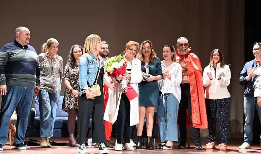 Imagen del merecido homenaje a una mujer que lo ha dado por el teatro en su municipio