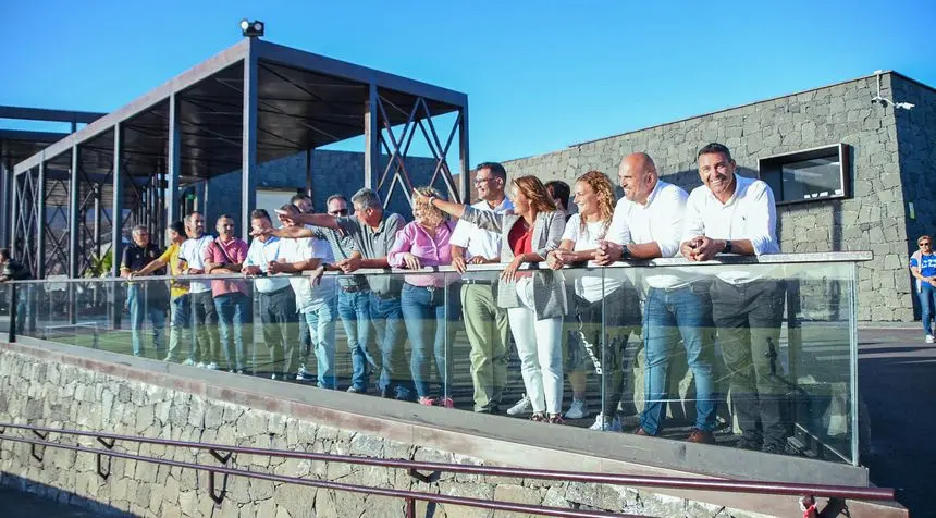 Imagen de los integrantes del proyecto y del Gobierno municipal en el campo de fútbol de Costa Teguise