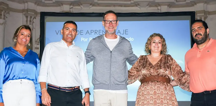 Pedro García Aguado con el alcalde de Teguise y tres de sus concejales.