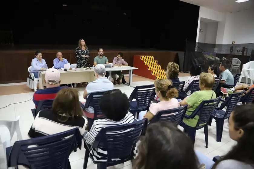 María Dolores Corujo en su encuentro con los vecinos de Valterra.