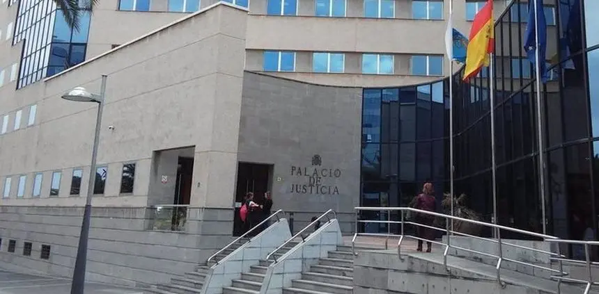 Imagen de la entrada del Palacio de Justicia de Santa Cruz de Tenerife.