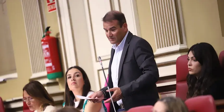 Marcos Hernández en el Parlamento autonómico.