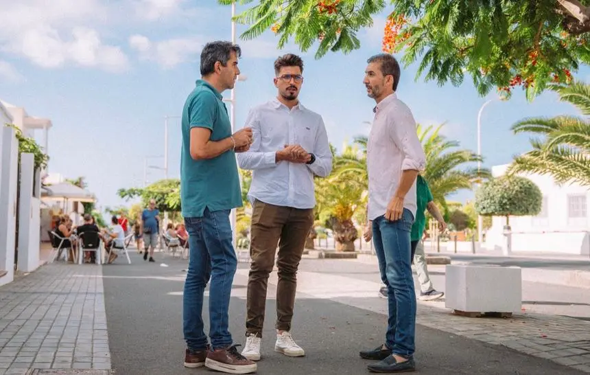 El candidato con los concejales del PP de San Bartolomé.