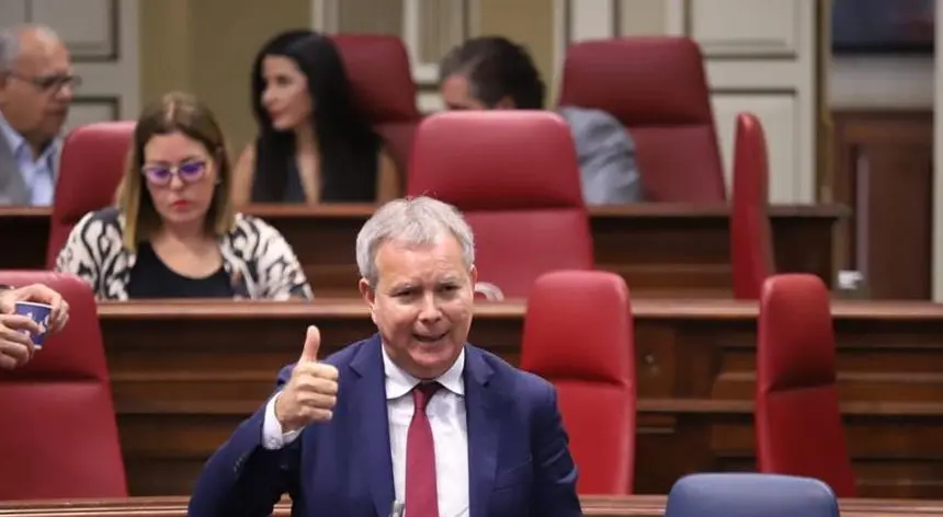 Sebastián Franquis en el Parlamento de Canarias.