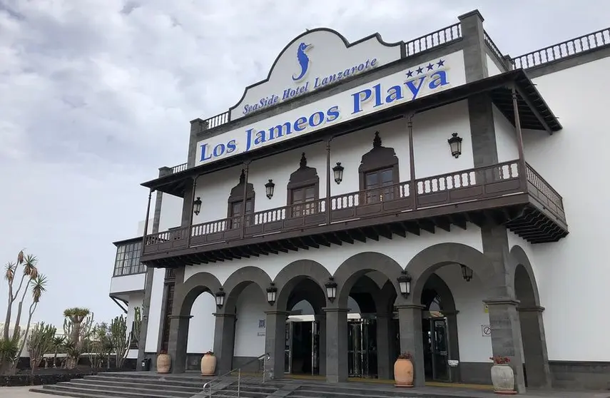 Fachada del hotel Los Jameos Playa.
