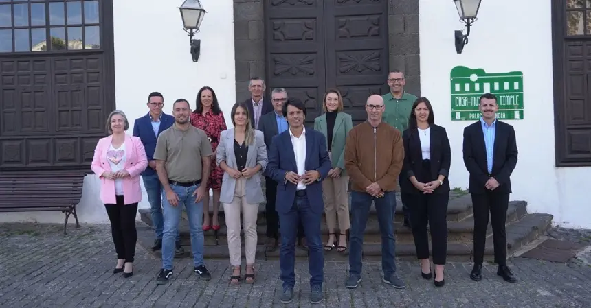 Marcos Bergaz junto al resto de componentes del PSOE en Teguise.