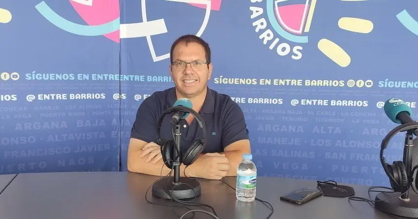 Antonio Morales en el estudio del programa Entre Barrios