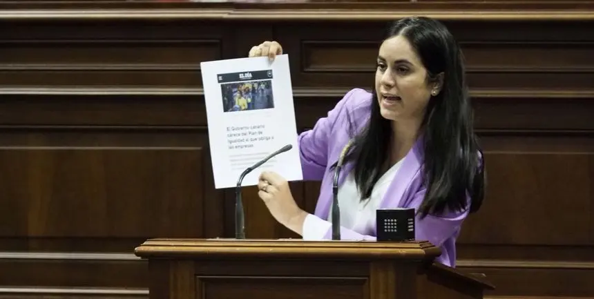 Vidina Espino en el Parlamento de Canarias.