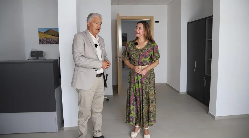 José Juan Cruz y María Dolores Corujo en el Tanatorio de Tías.