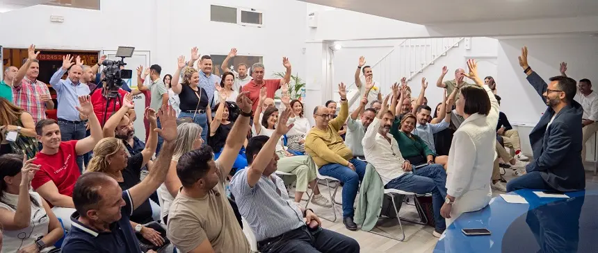 Imagen de la votación en la reunión de CC.