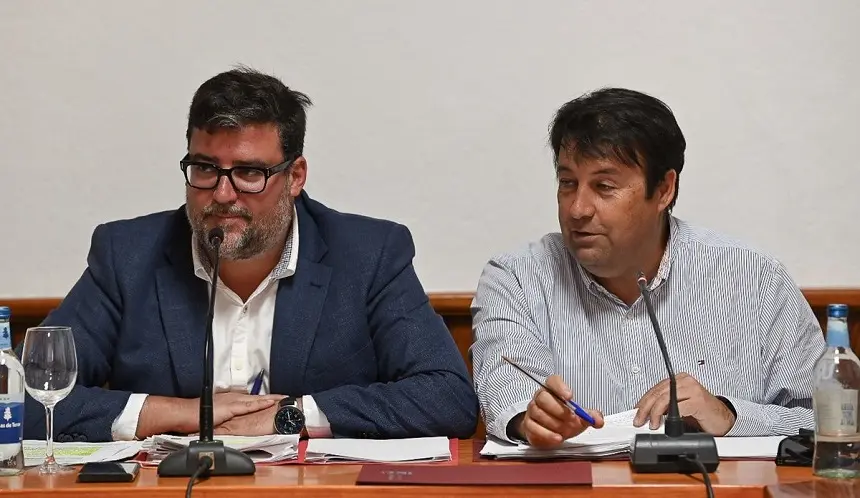 Isidro Pérez y Antonio Rocio en el pleno de San Bartolomé.