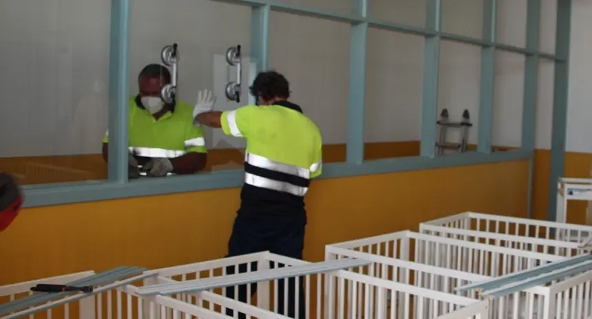 Operarios en el aula para niños de 2 a 3 años en el CEIP Playa Blanca.