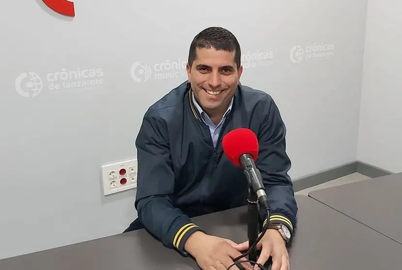 Benjamín Perdomo en los estudios de Crónicas Radio.