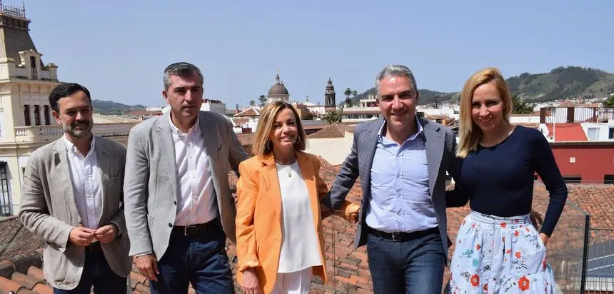 Imagen del presidente del PP con sus compañeros de la dirección nacional y la candidata en La Laguna