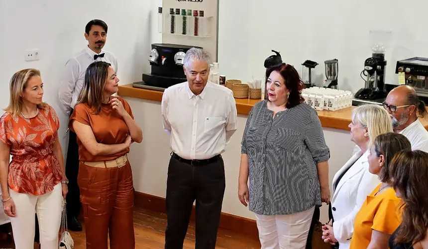 El alcalde de Tías con la presidenta del Cabildo y la consejera de Educación del Gobierno de Canarias