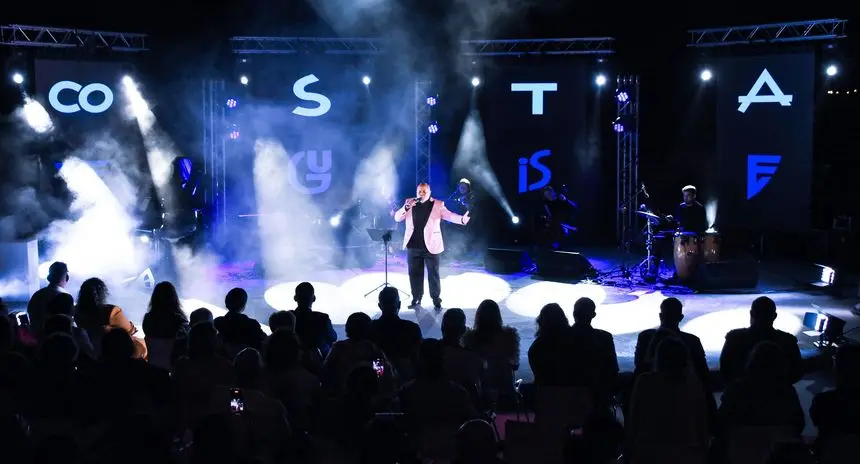 Momento de una de las actuaciones del cierre del 50 aniversario de Costa Teguise celebrado en la playa de Las Cucharas