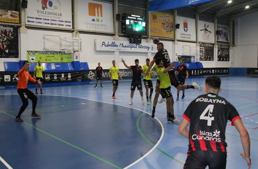 Imagen de archivo de un jugador del Lanbit Lanzarote penetrando la defensa rival.