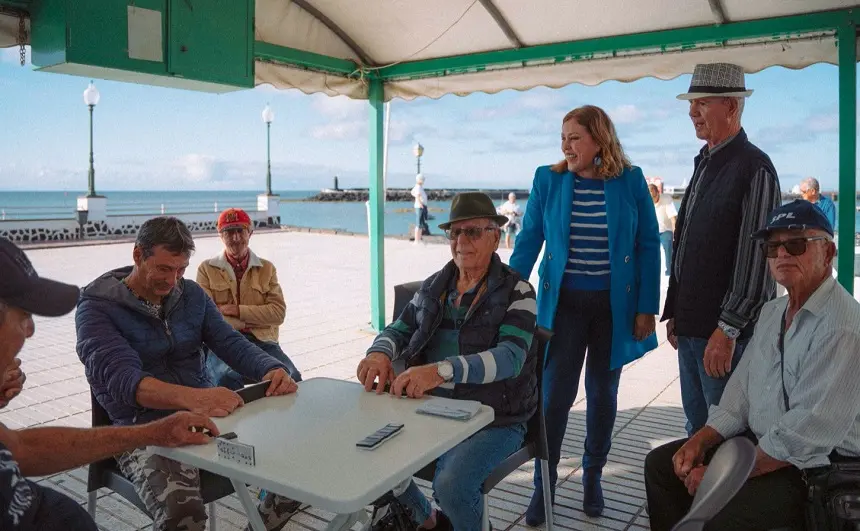 Astrid Pérez junto a los mayores de Arrecife.