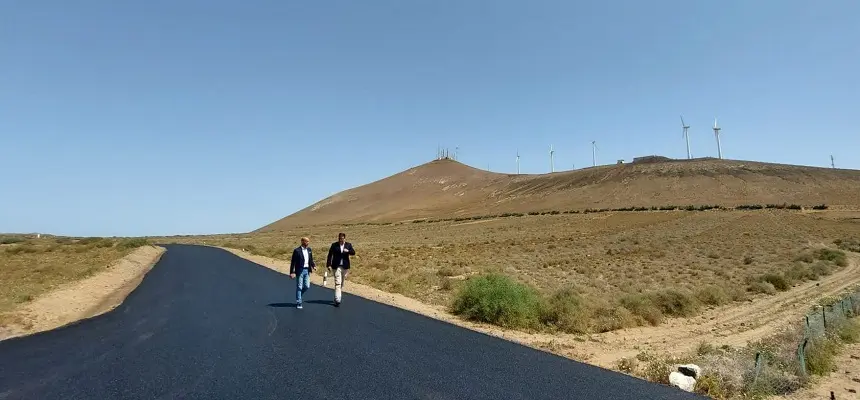 Isidro Pérez y Raúl de León en el camino de Montaña Mina reasfaltado.