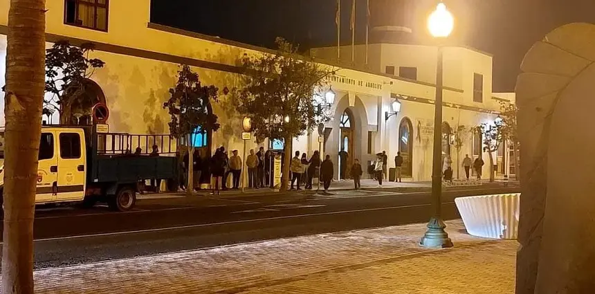 Cola de gente en los exteriores del Ayuntamiento de Arrecife.
