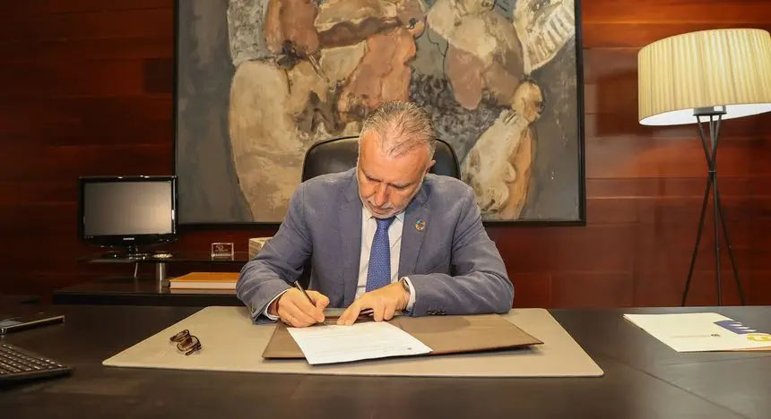 El presidente del Gobierno canario firmando la disolución del Parlamento.