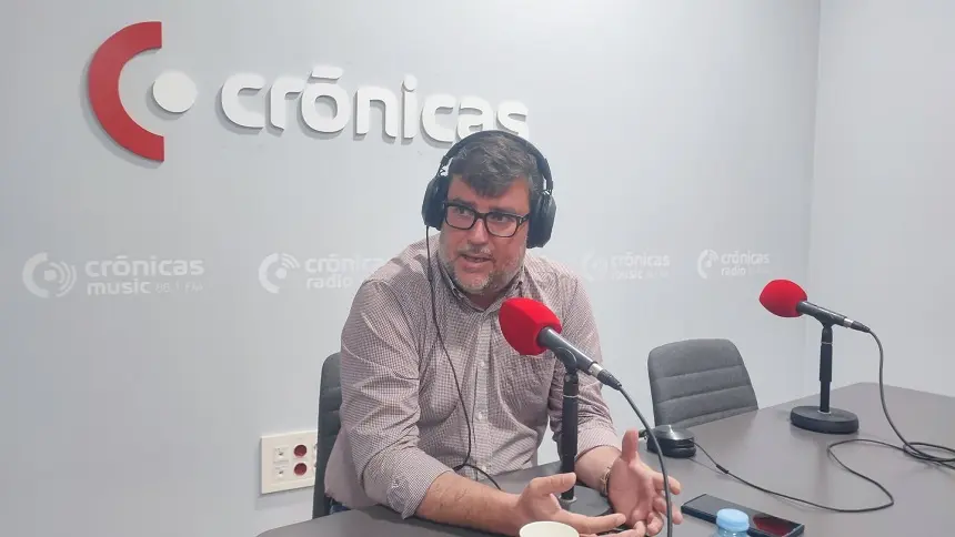 Isidro Pérez en el estudio de Crónicas Radio.