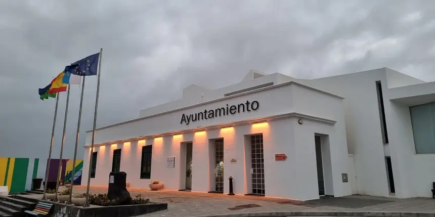 Imagen de la fachada del Ayuntamiento de Tías.