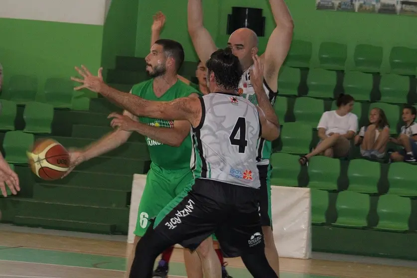 Jugadores del Maramajo defendiendo al jugador rival.