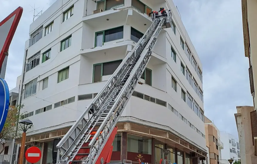 Imagen de los bomberos durante la actuación en la fachada afectada.