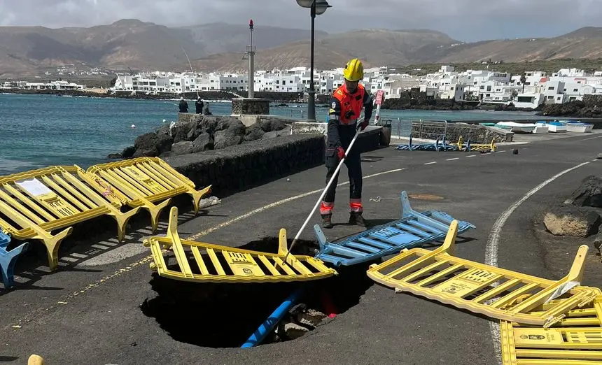 Imagen de la actuación de los bomberos en Punta Mujeres.