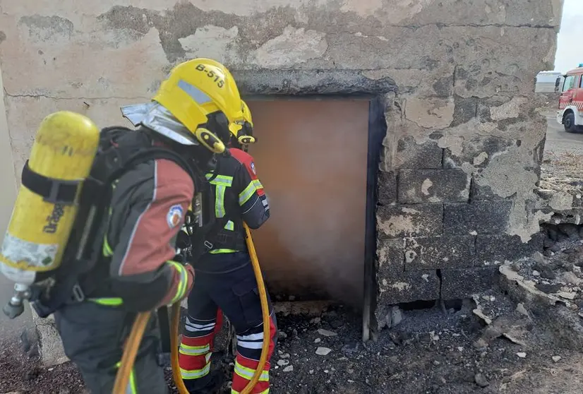 Imagen de la entrada de los bomberos a la vivienda