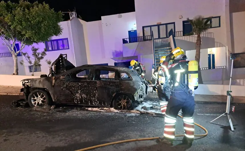Momento de la actuación de los bomberos en Puerto del Carmen