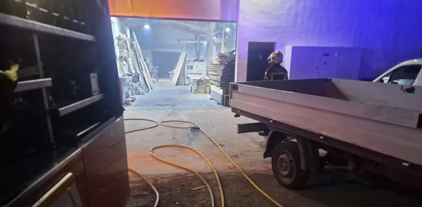 Imagen del final de la actuación de los bomberos en la carpintería