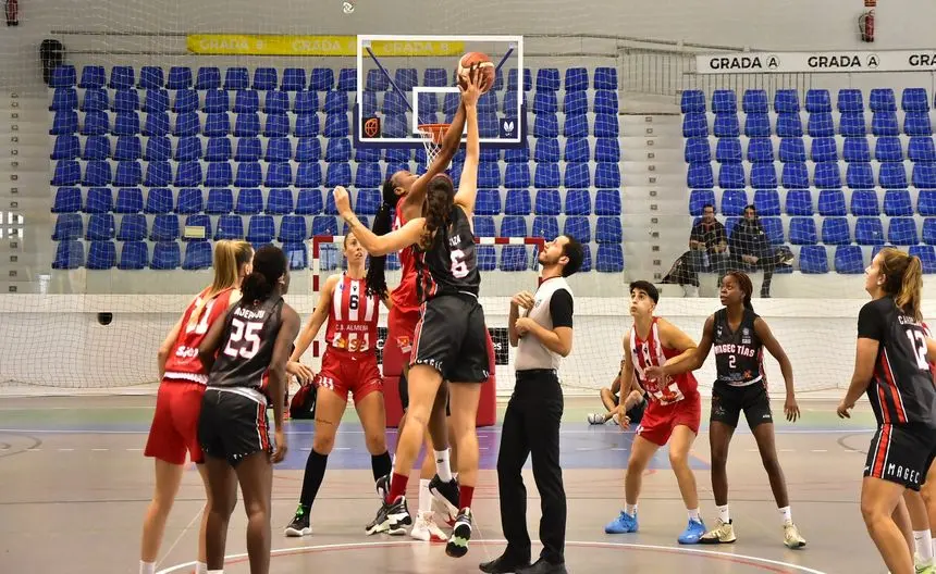 Imagen del salto inicial del encuentro