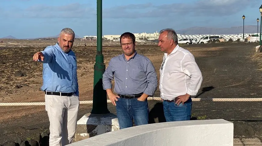 Antonio Morales visitando una de las zonas del municipio