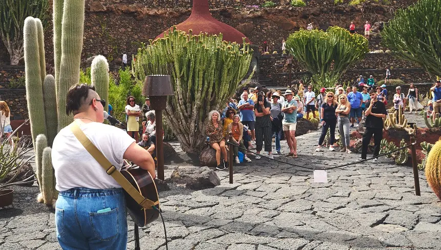 Actuación de Etel Santos en el Jardín de Cactus.